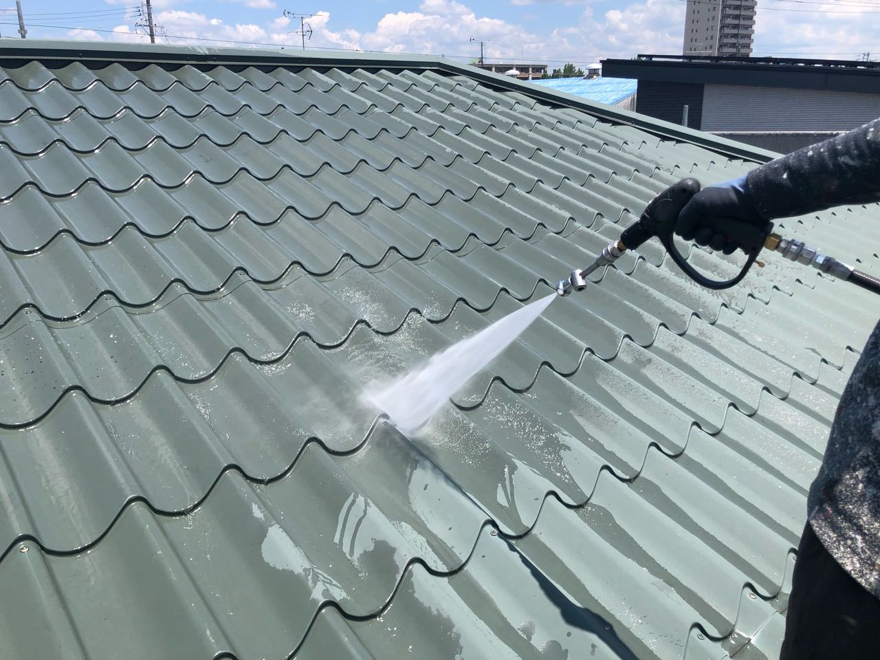 高圧洗浄します。