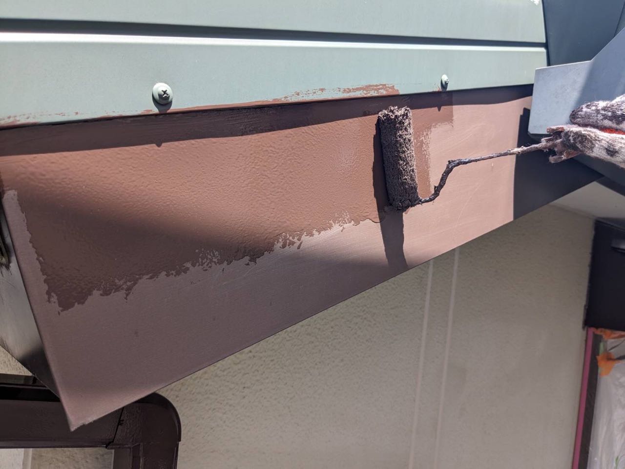 仕上げ塗装1回目です。