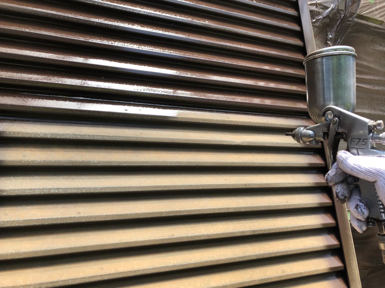 仕上げ塗装1回目です。