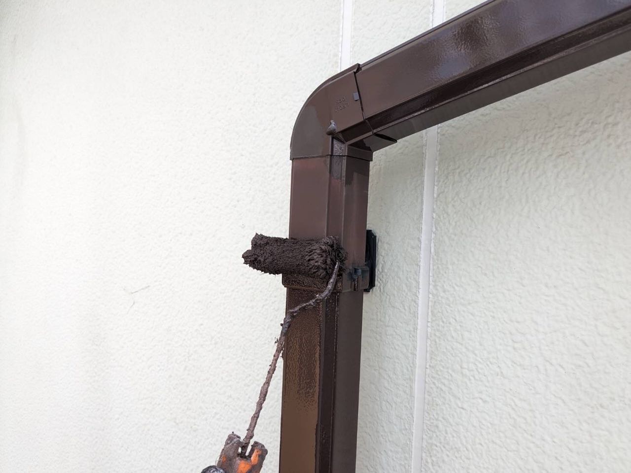 仕上げ塗装1回目です。