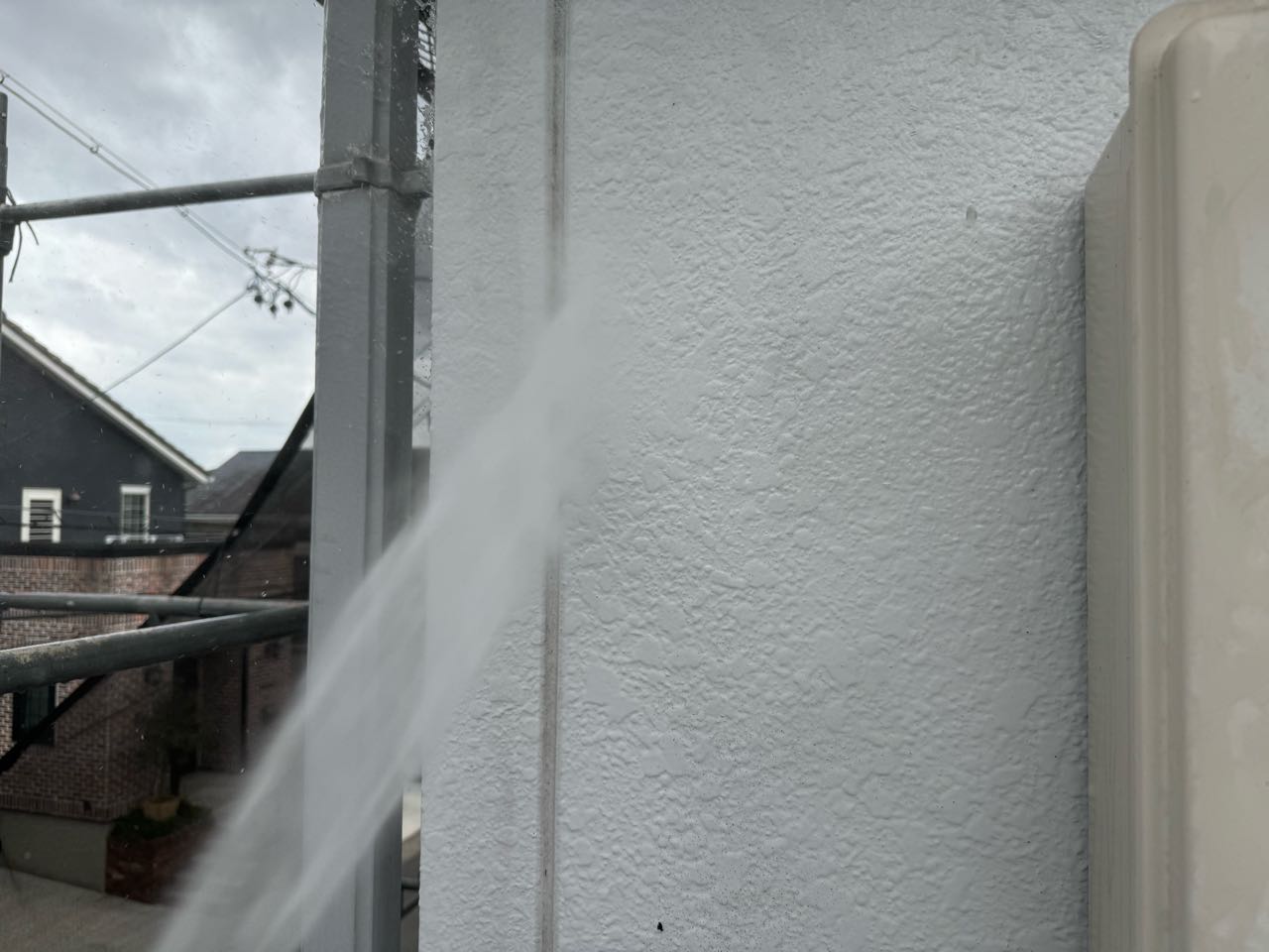 高圧洗浄します。