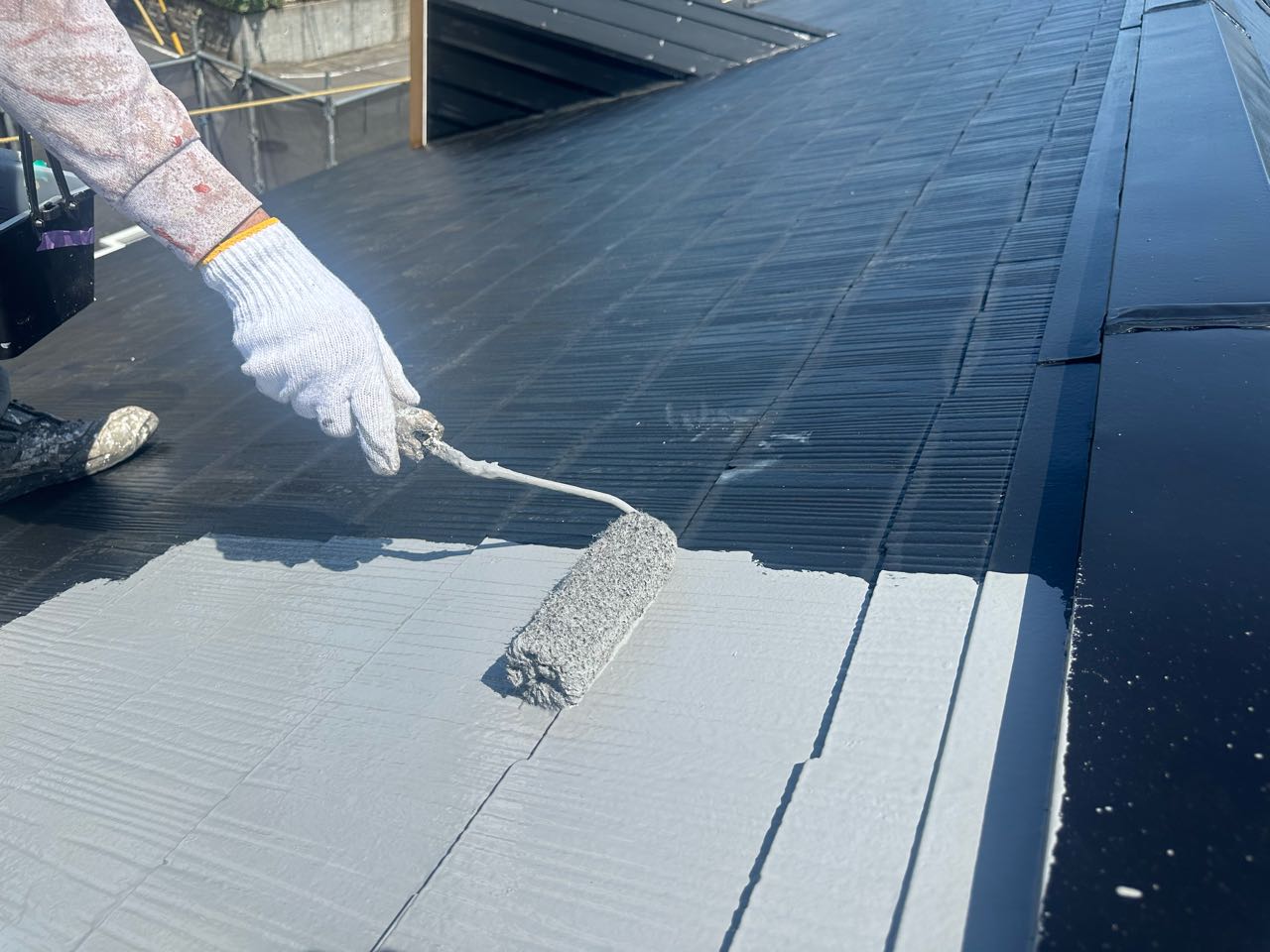 仕上げ塗装1回目です。