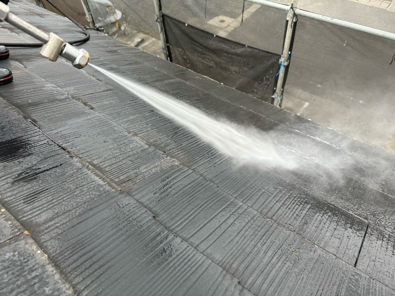 高圧洗浄します。