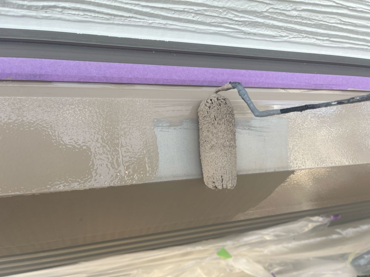 仕上げ塗装1回目です。