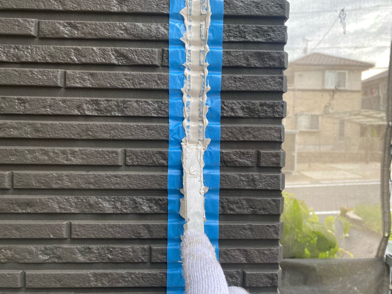 へらで押さえ込みます。