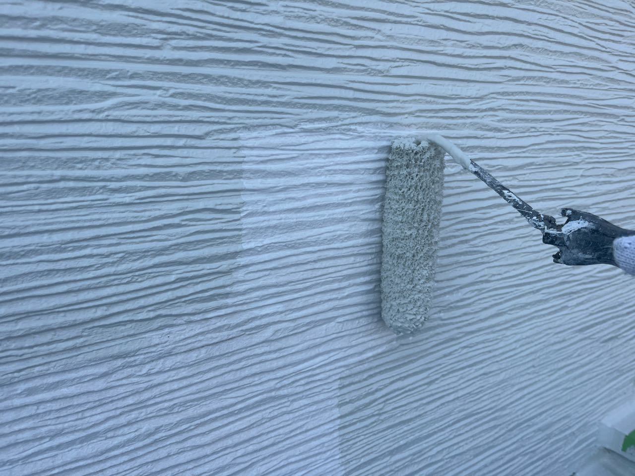 仕上げ塗装1回目です。