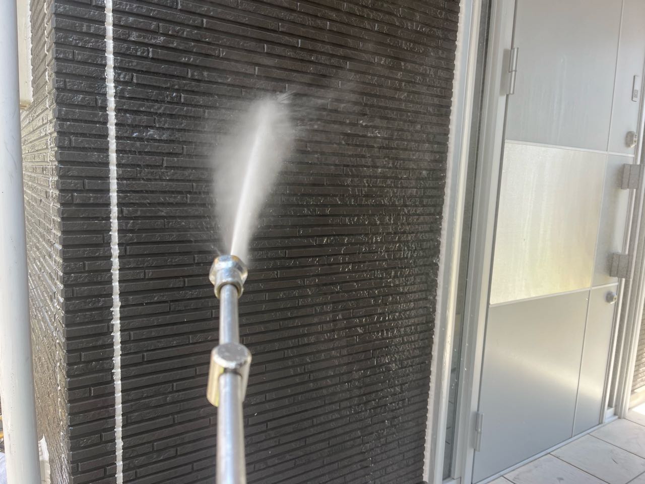 高圧洗浄します。