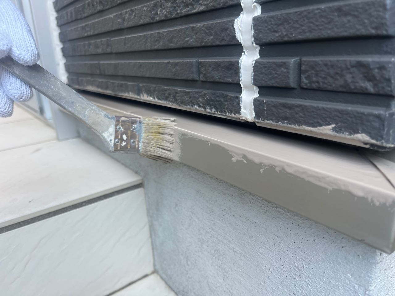 仕上げ塗装1回目です。