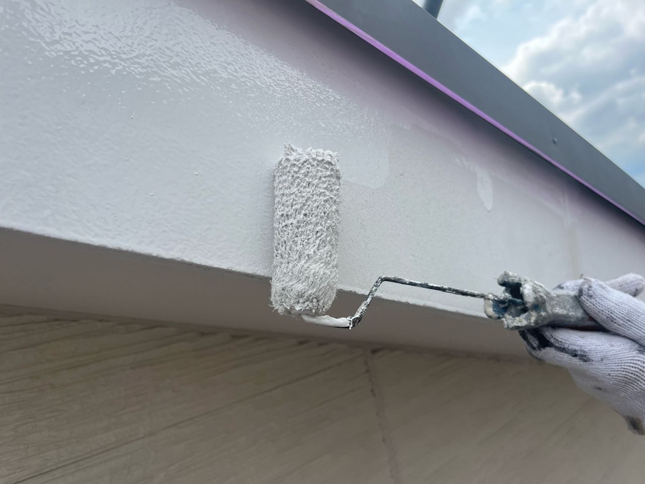 仕上げ塗装1回目です。