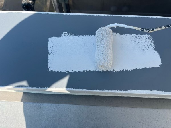 仕上げ塗装1回目です。