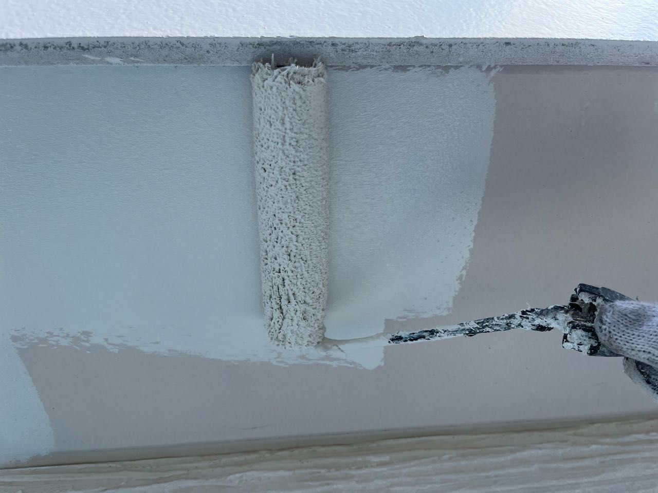 仕上げ塗装1回目です。