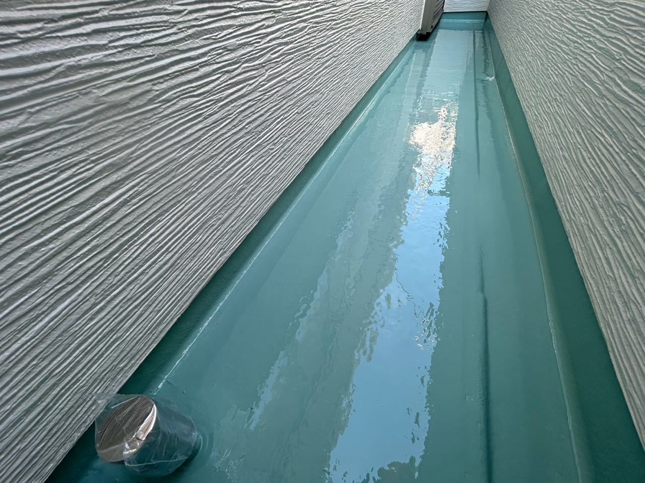 ウレタン防水塗布1回目。