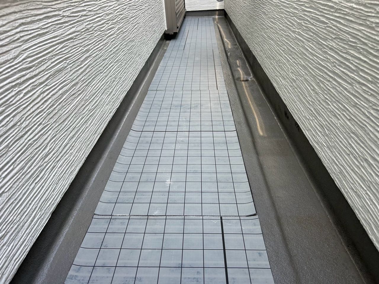 自着シートを張ります。