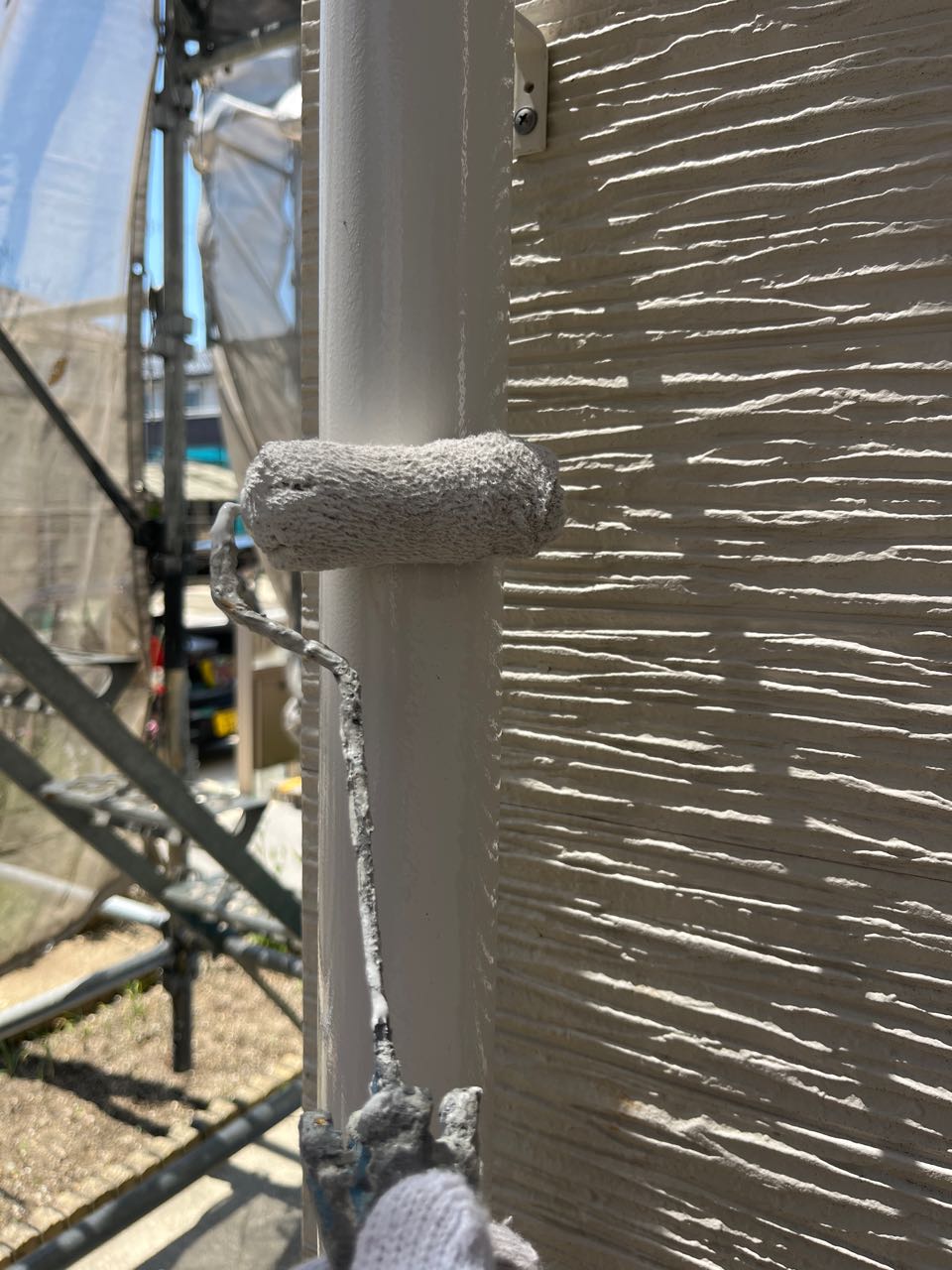 仕上げ塗装1回目です。