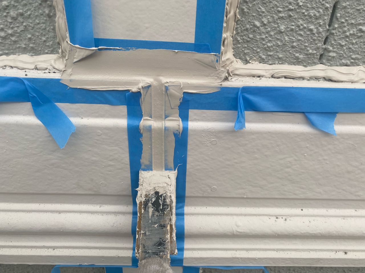 へらで押さえ込みます。