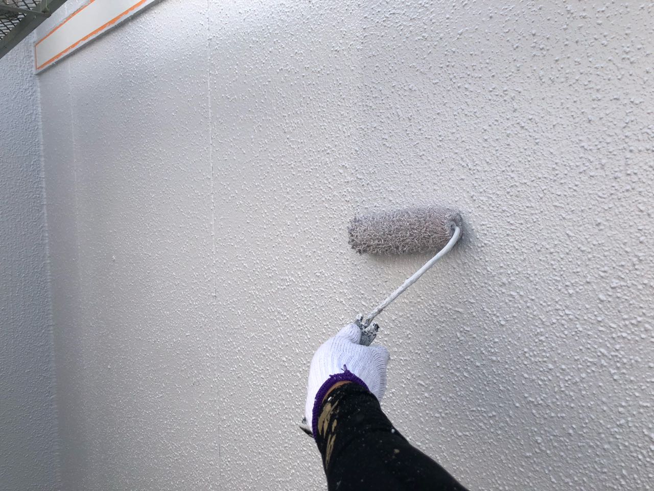 仕上げ塗装1回目です。