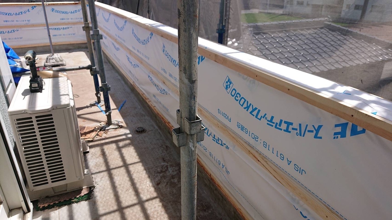 防水シート貼りです。