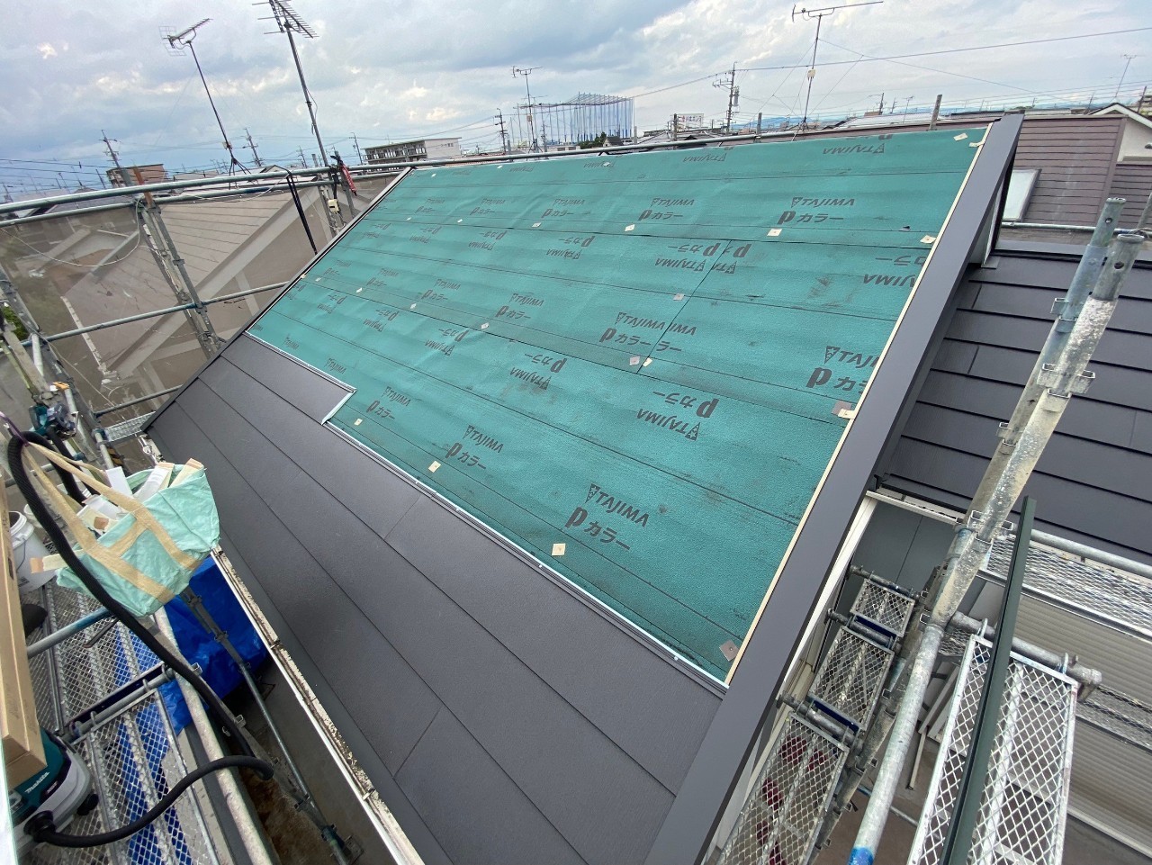 屋根材取り付けです。