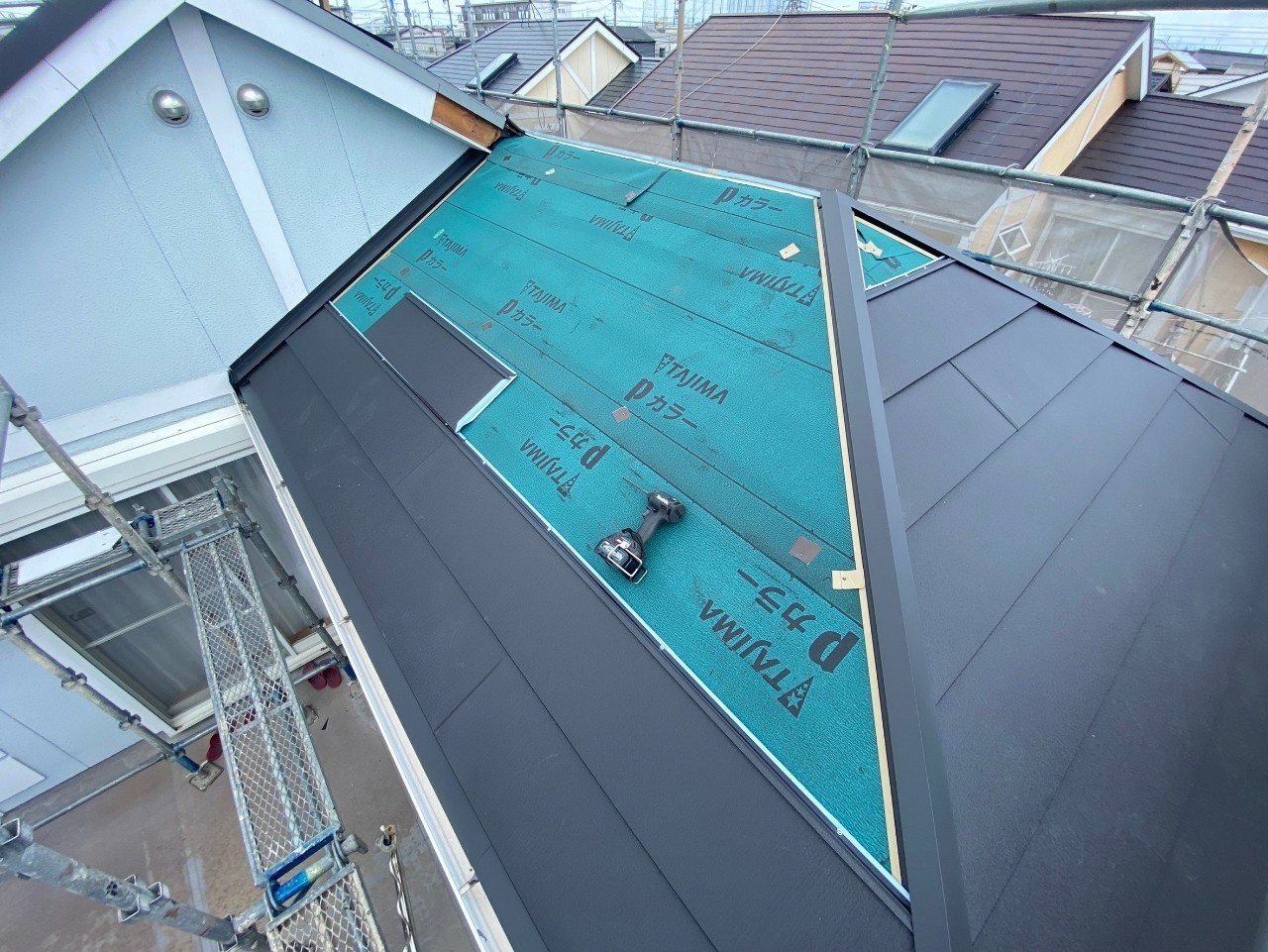 屋根材取り付けです。