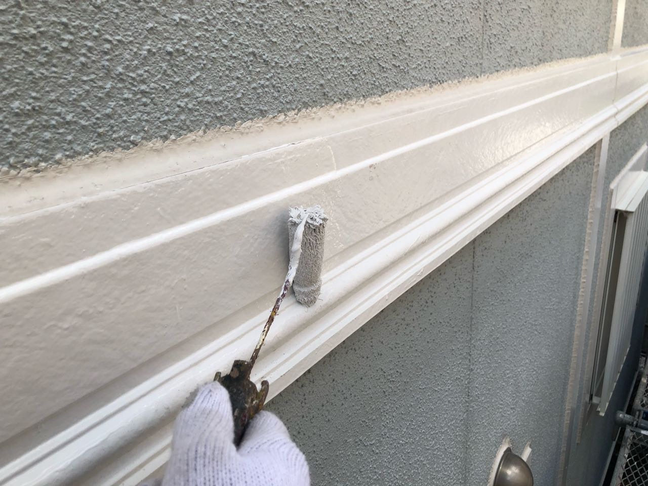 仕上げ塗装1回目です。