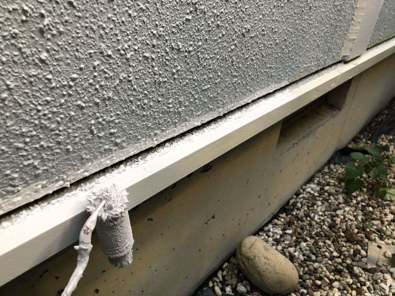 仕上げ塗装1回目です。