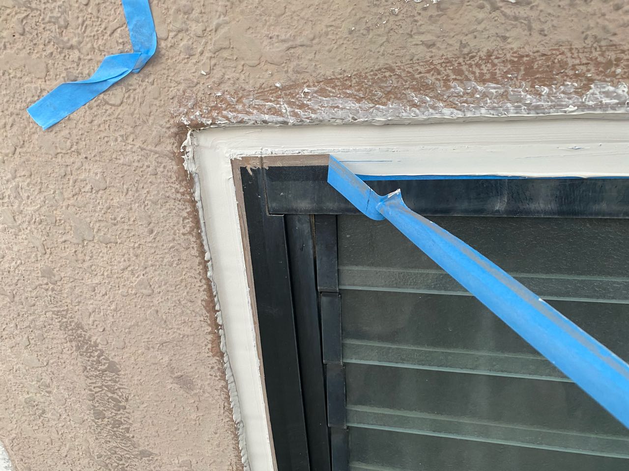 マスキングを剥がします。