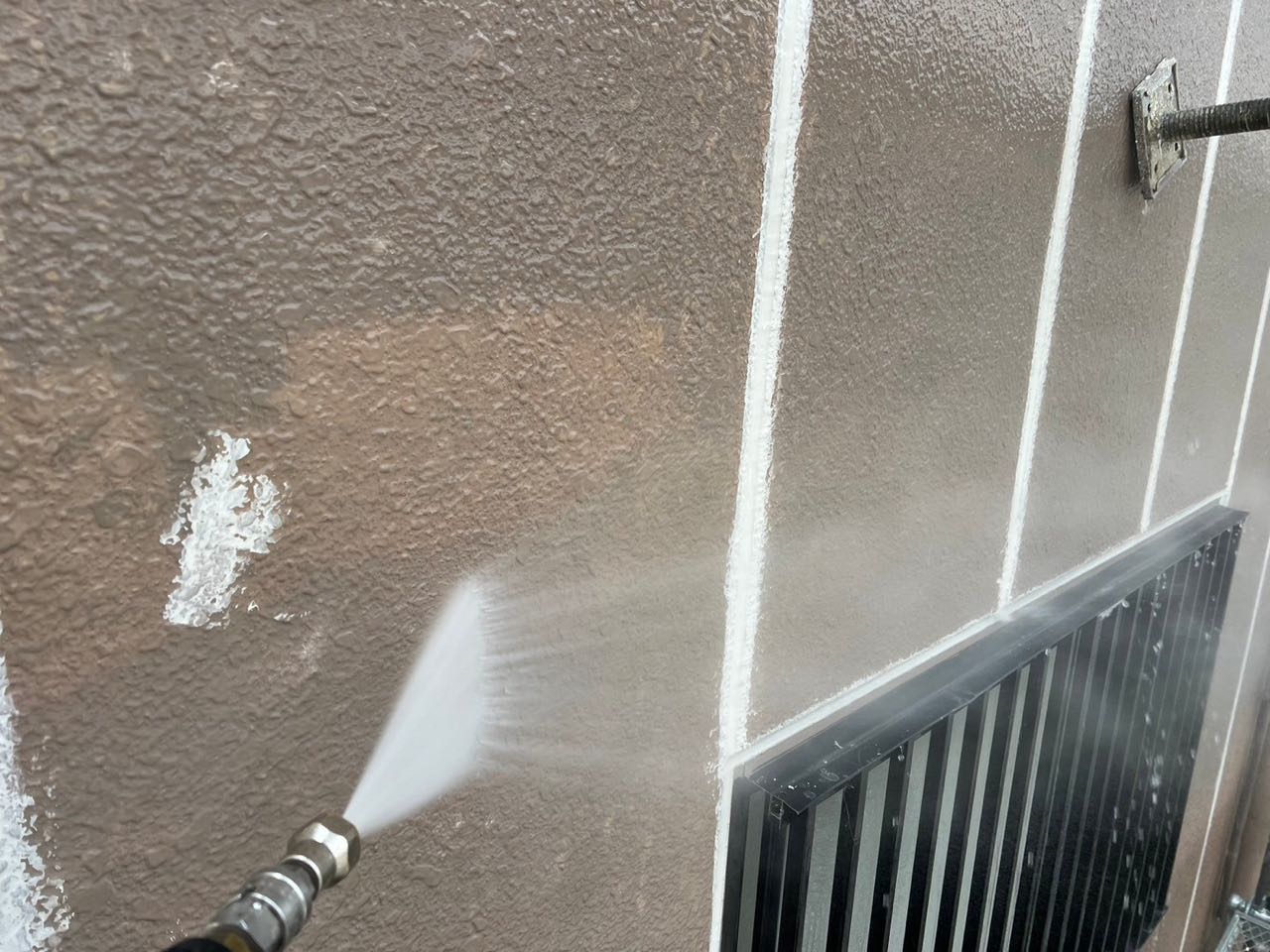 高圧洗浄します。