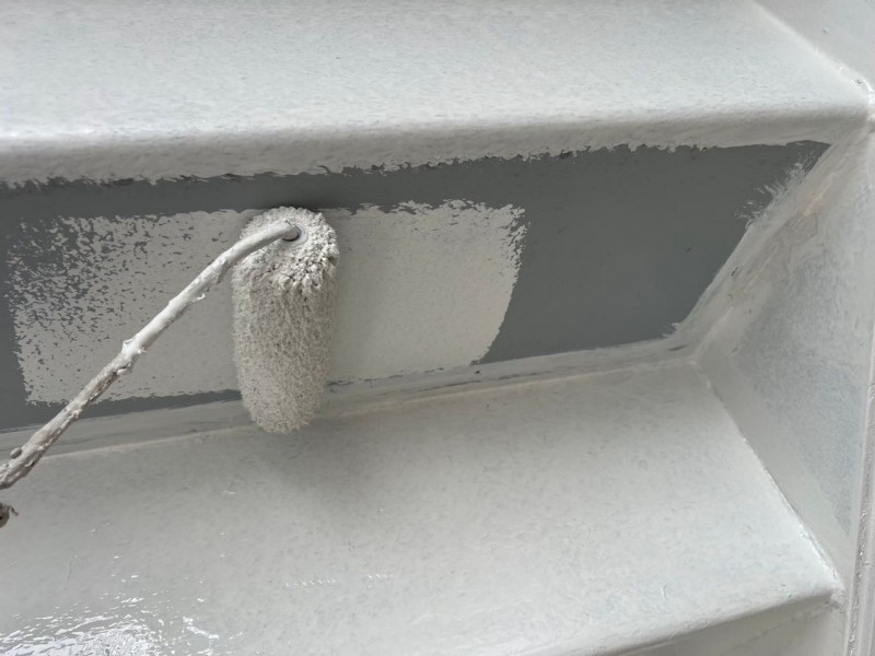 仕上げ塗装1回目です。