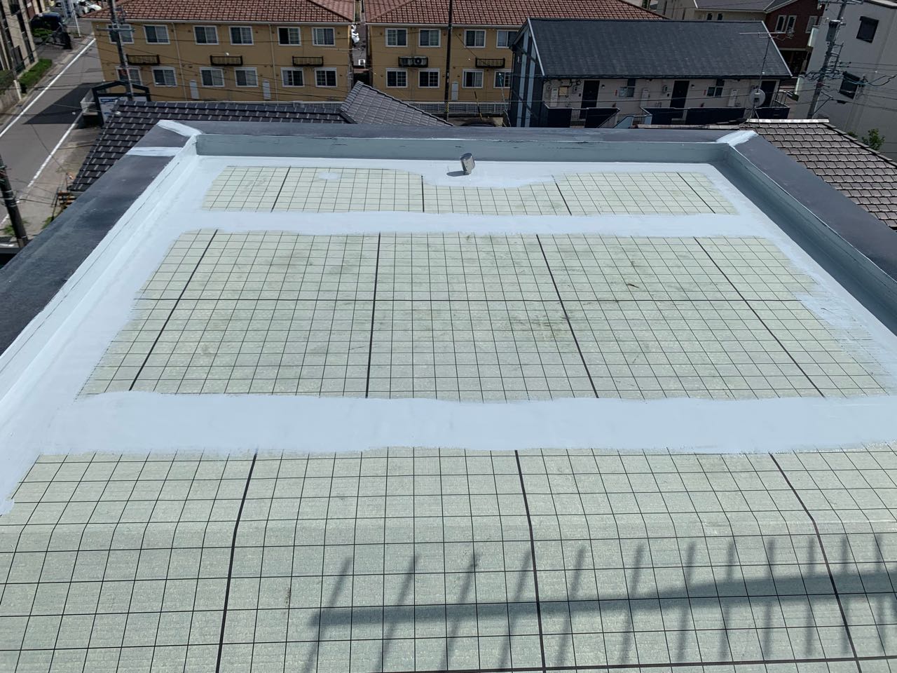 自着シートを張ります。