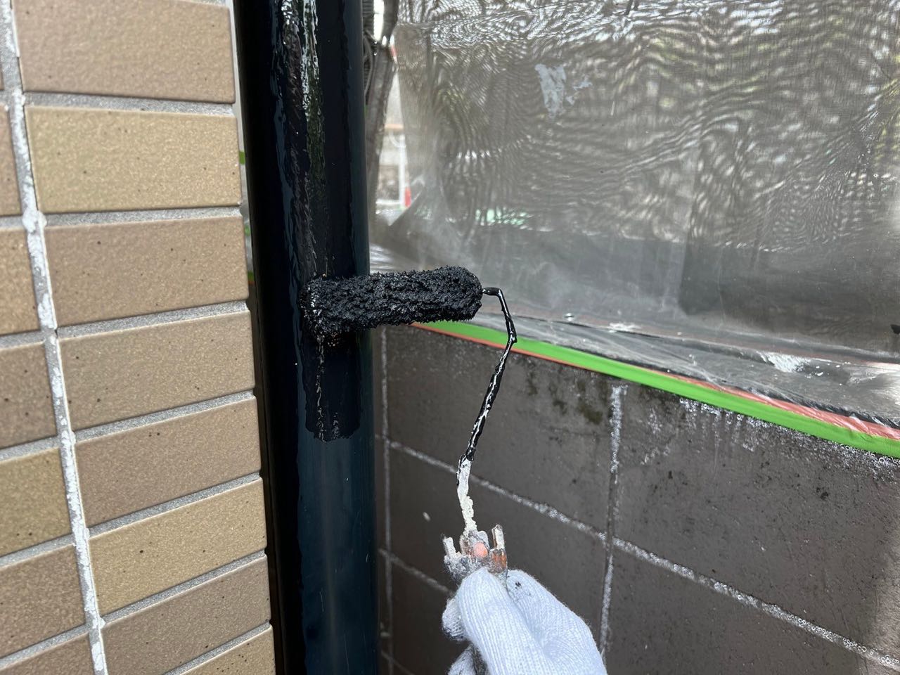 仕上げ塗装1回目です。