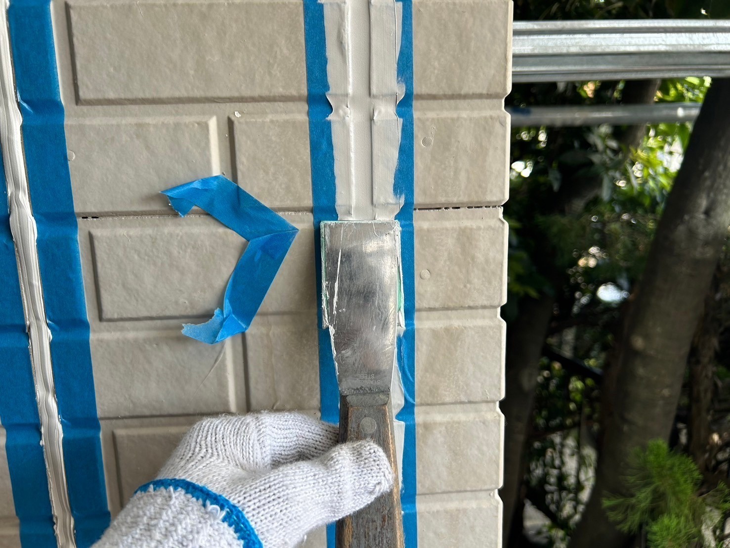 へらで押さえ込みます。