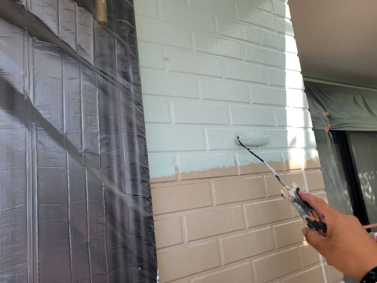 仕上げ塗装1回目です。