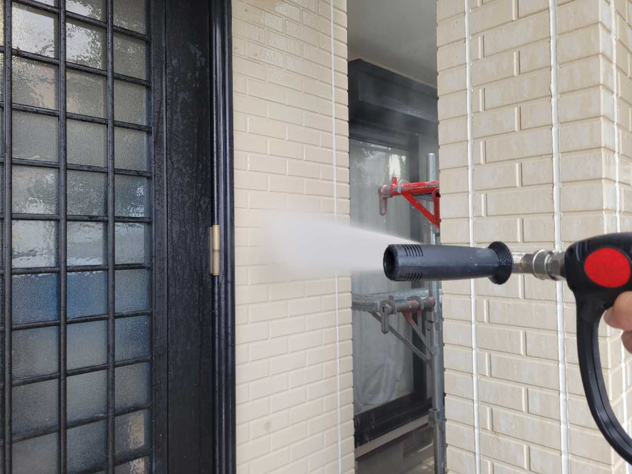 高圧洗浄します。