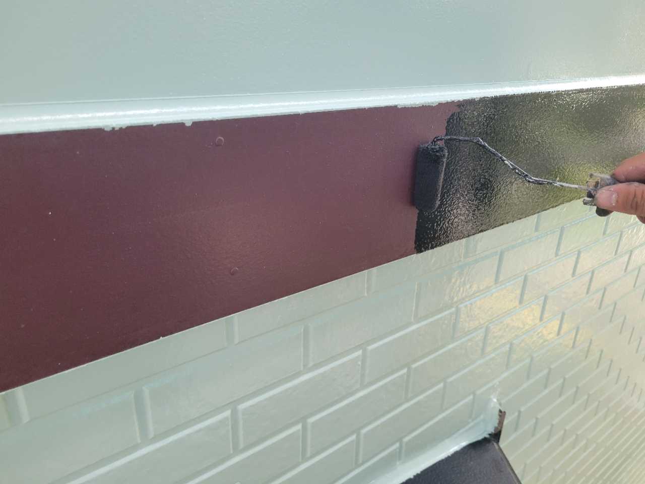 仕上げ塗装1回目です。