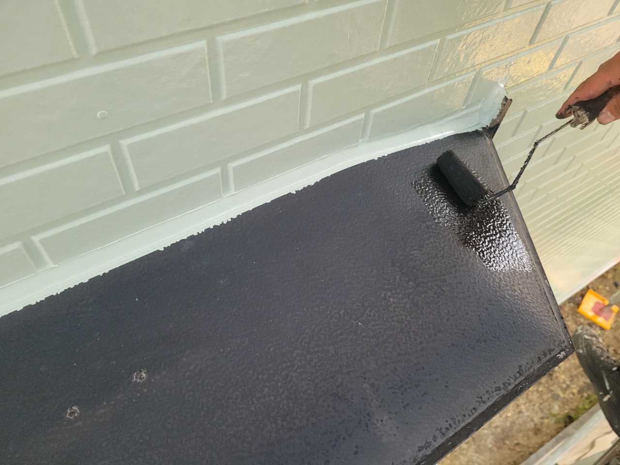 仕上げ塗装1回目です。