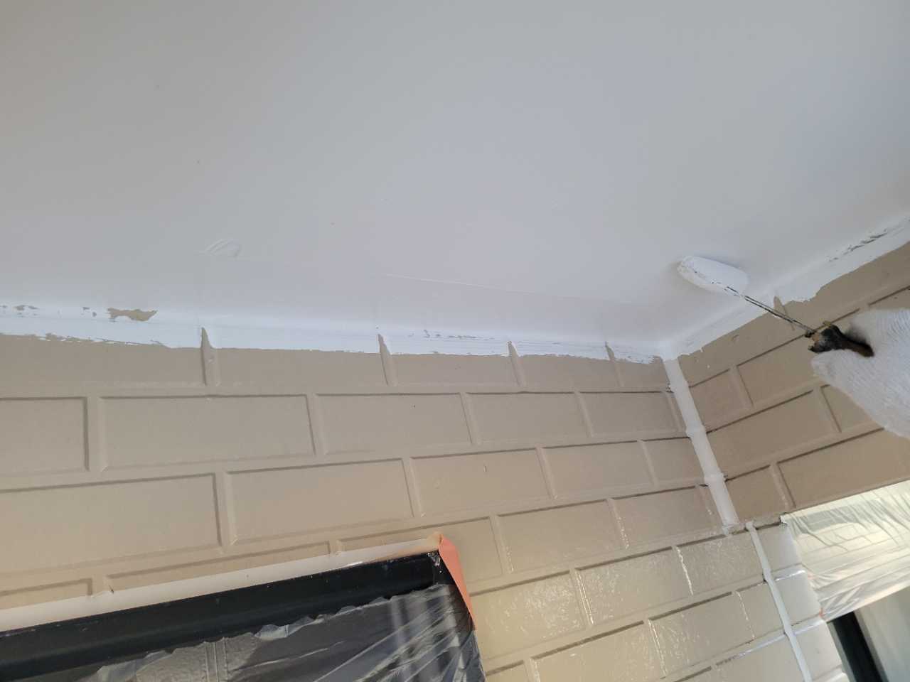 仕上げ塗装1回目です。