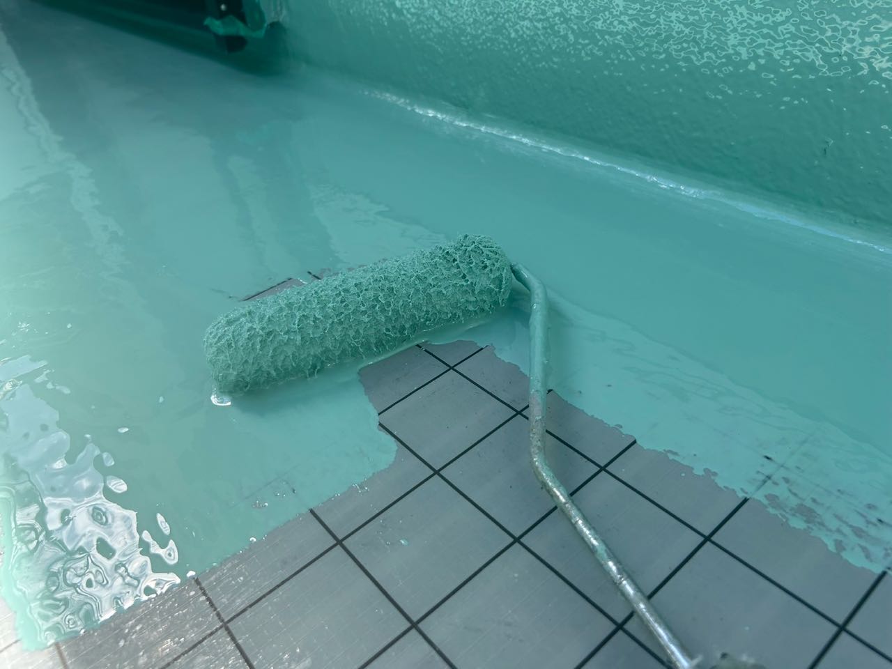 ウレタン防水塗布1回目。