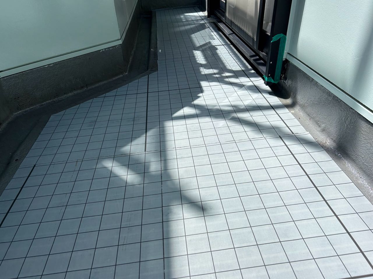 自着シートを張ります。