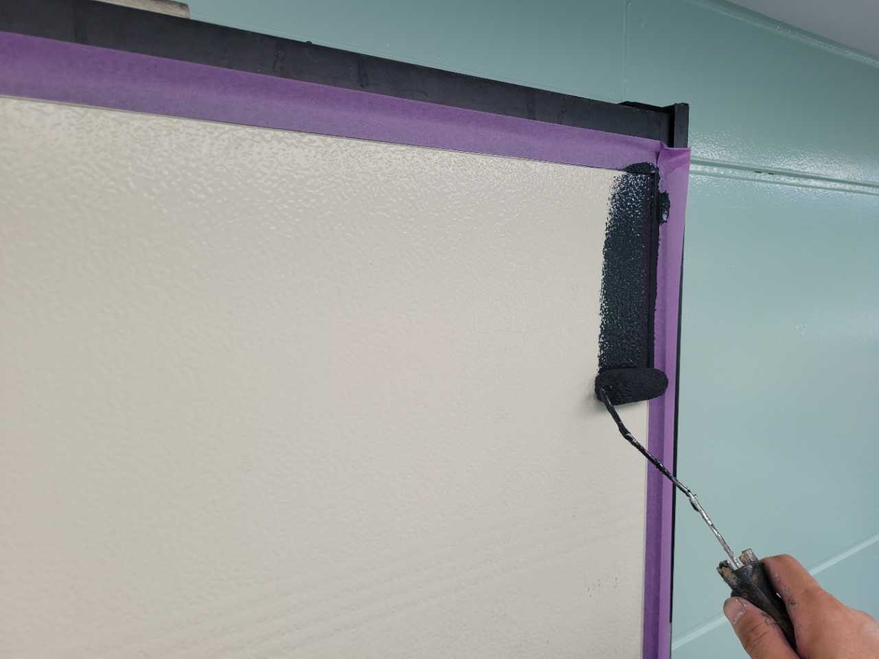 仕上げ塗装1回目です。