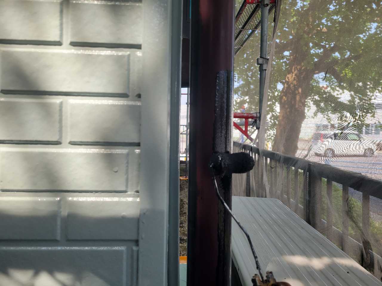 仕上げ塗装1回目です。