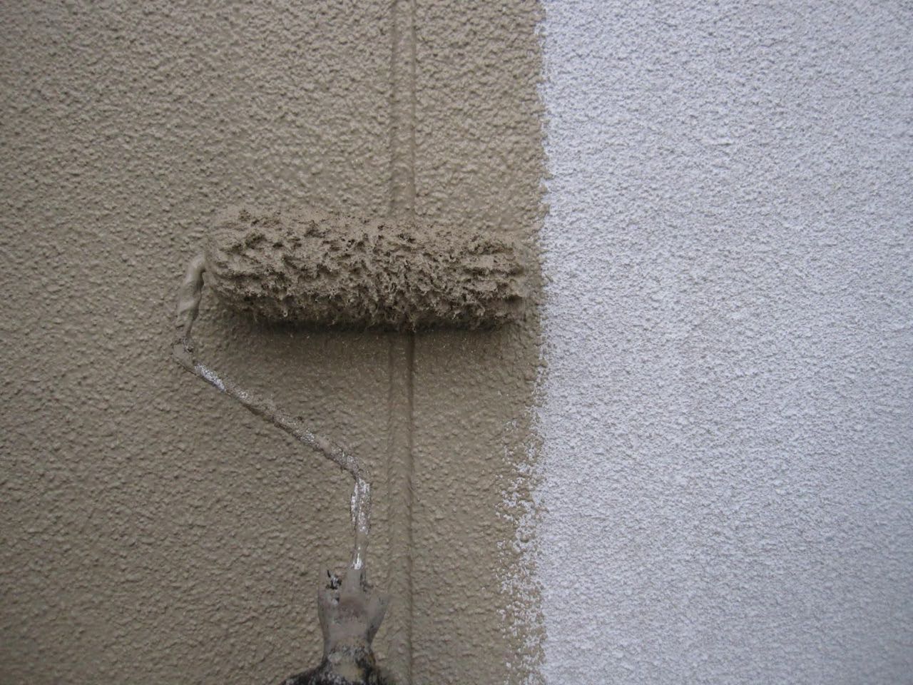 仕上げ塗装1回目です。