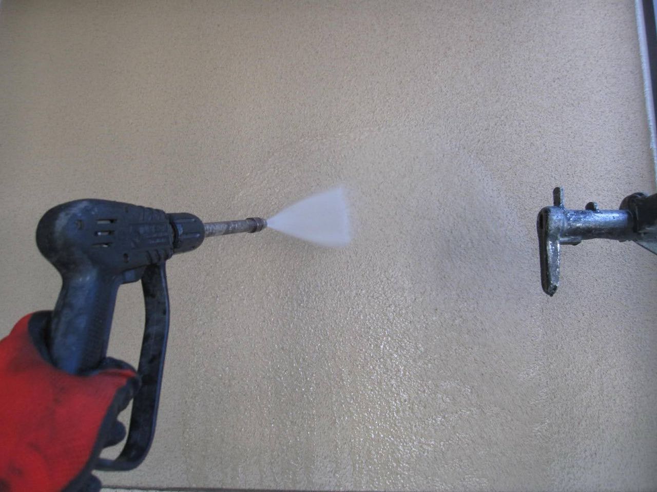 高圧洗浄します。