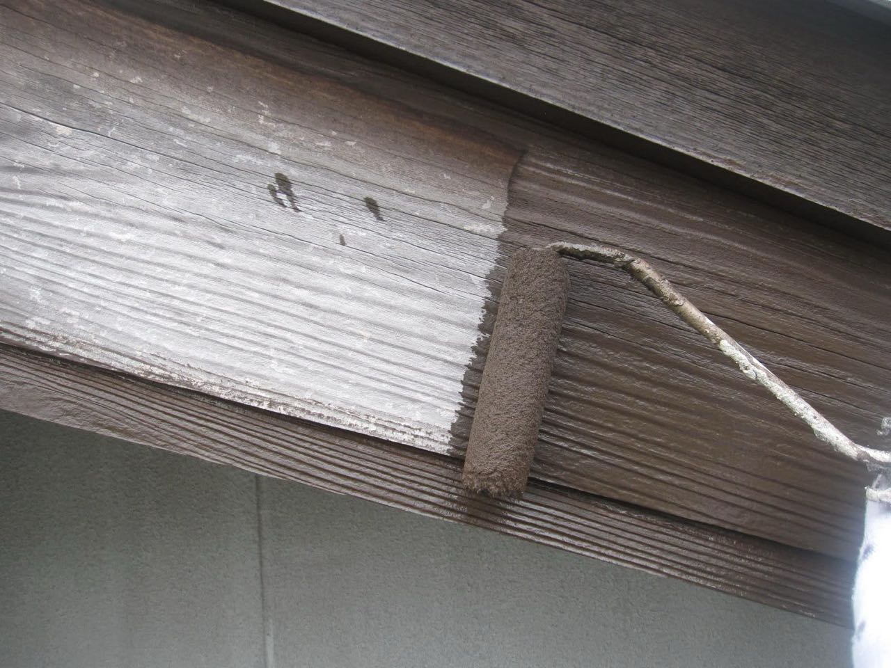 仕上げ塗装1回目です。