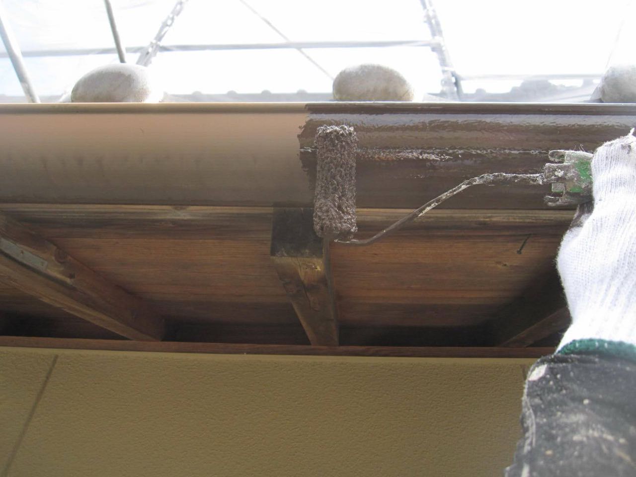 仕上げ塗装1回目です。