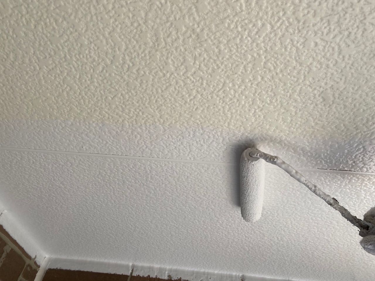 仕上げ塗装1回目です。