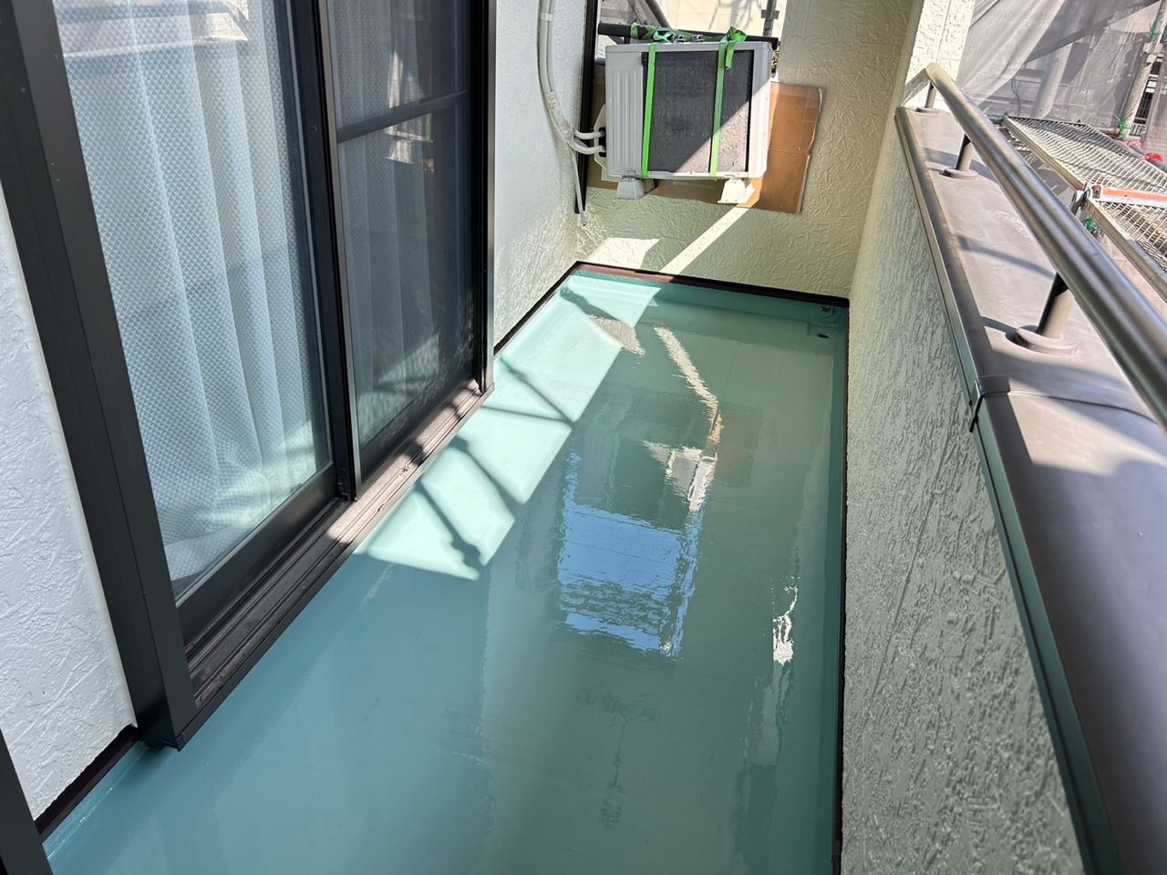 ウレタン防水塗布1回目。