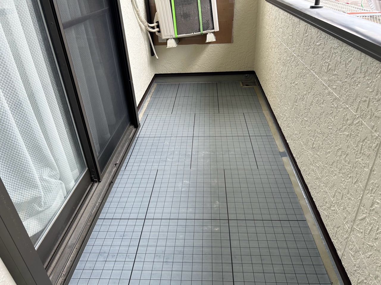 自着シートを張ります。