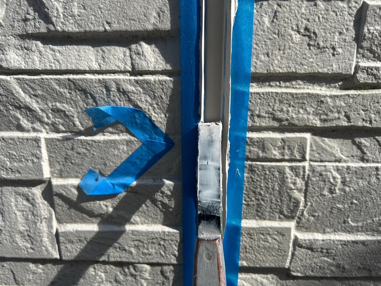 へらで押さえ込みます。