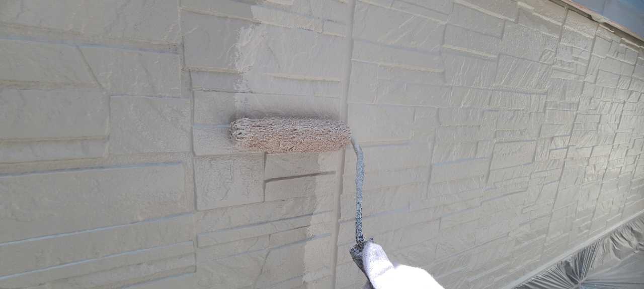 仕上げ塗装1回目です。