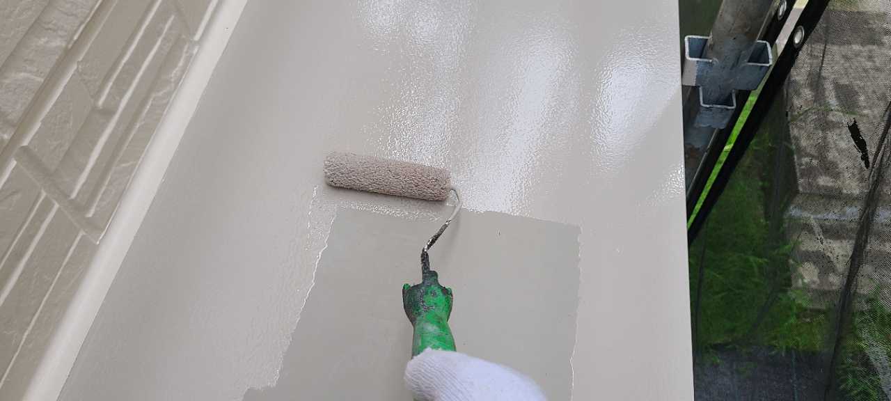 仕上げ塗装1回目です。